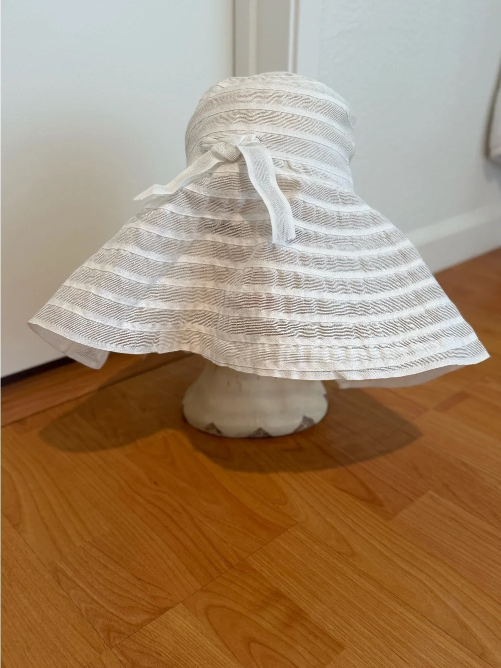 Grevi White and Tan Striped Woven Hat